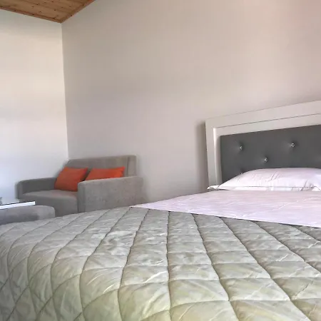 1 Hotel